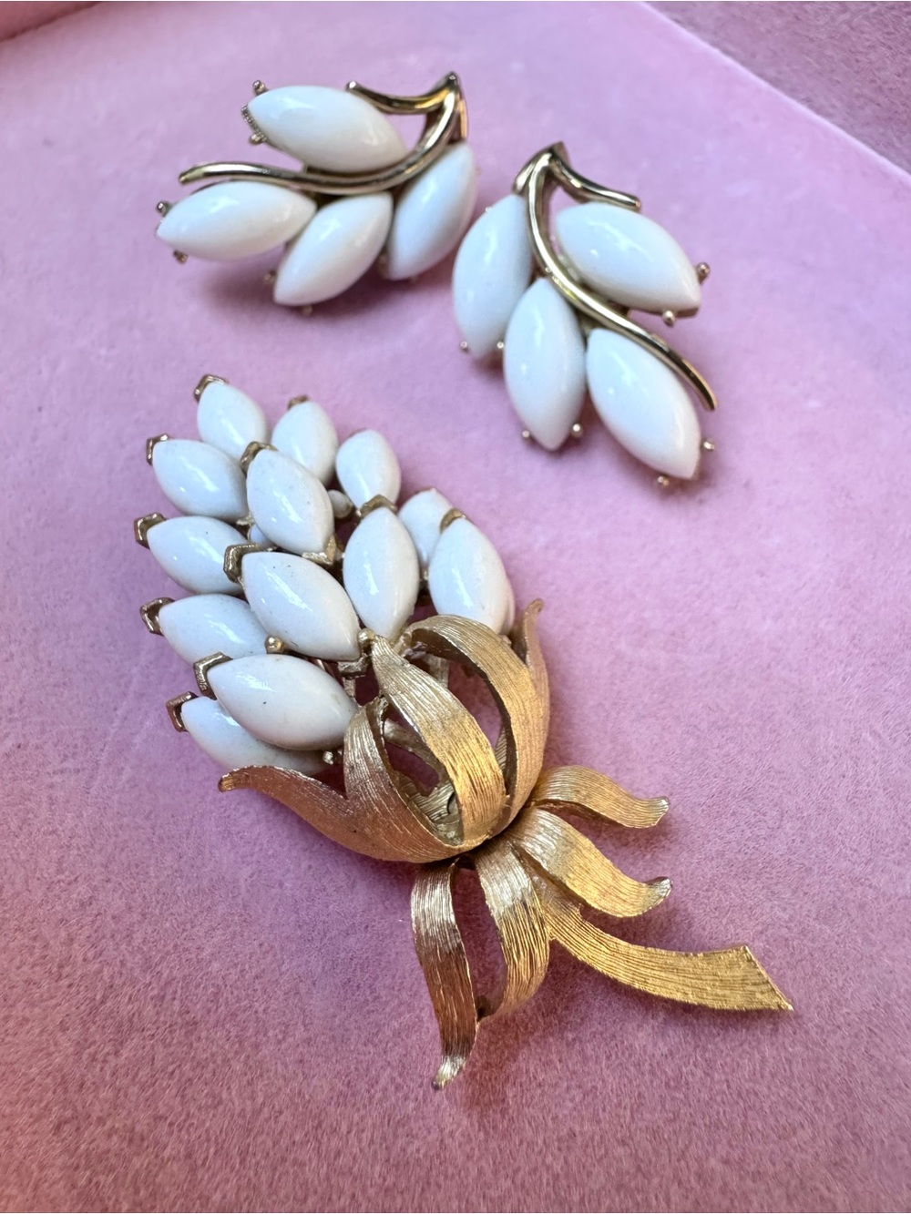 Vintage Crown Trifari Floral Brooch and Clip-On Earrings Set *RARE* - Picture 6 of 12